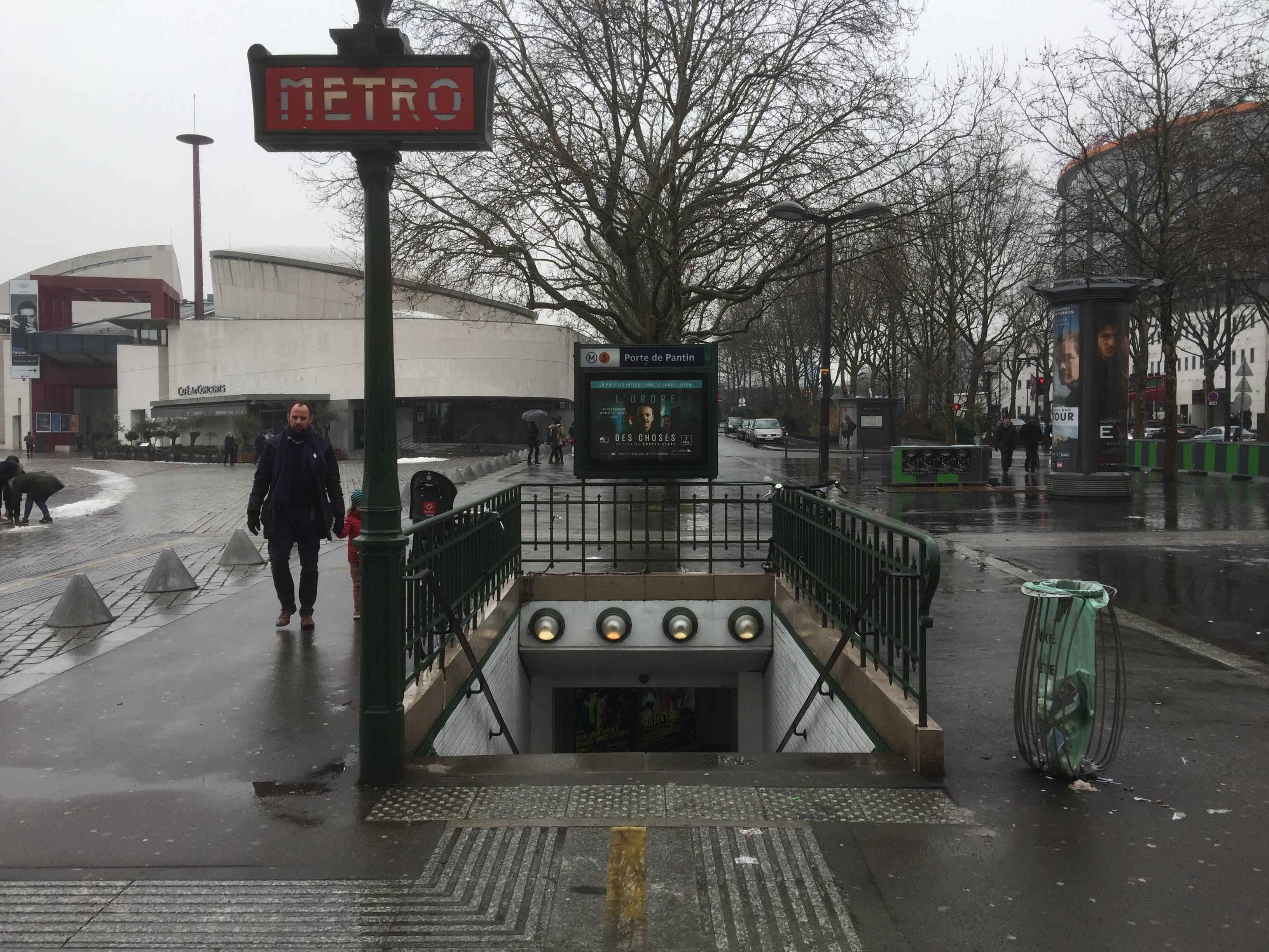Porte De Pantin
전시회장이 있는 지하척 역 입구입니다. METRO라는 표시가 지하철 역 입구에 표시되어 있습니다. 역의 이름이 Porte De Pantin입니다.