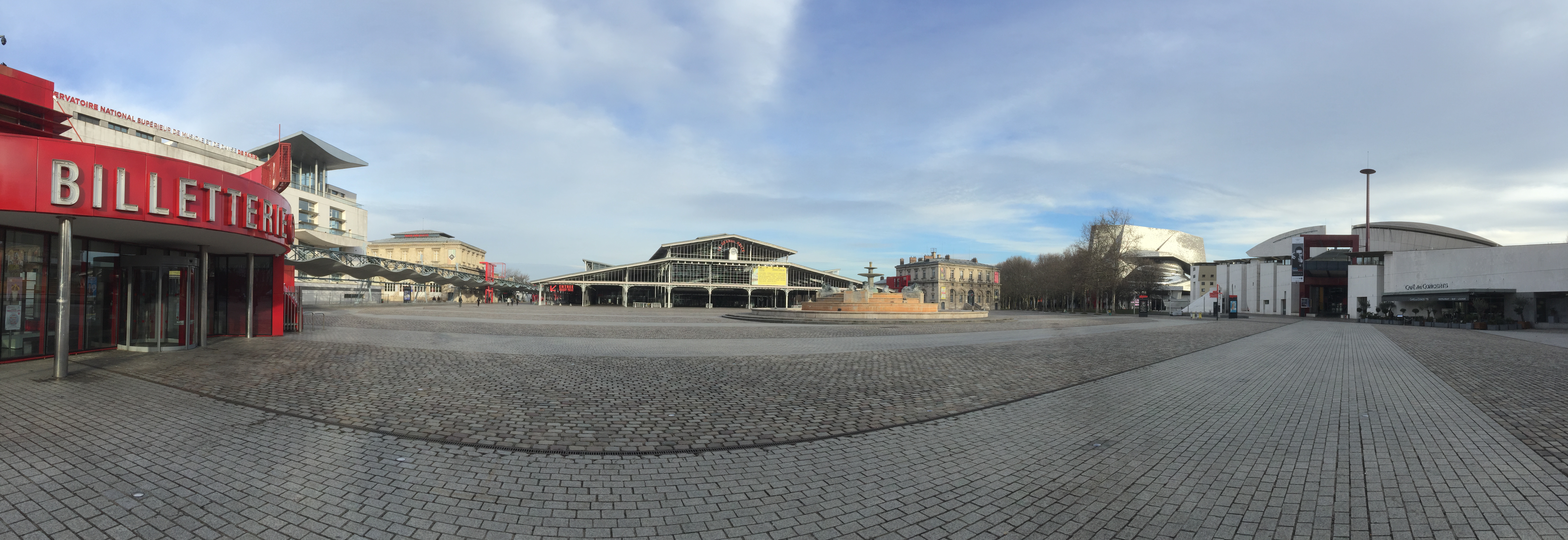 밖에서 본 GRANDE HALLE DE LA VILLETTE
무용박람회장은 파리 북동부에 위치한 곳으로 각 공연장과 전시장이 함께 위치해 있습니다.
프랑스 지하철 5호선 - metro: station Porte de Pantin – Line 5 (Bobigny – Place d’Italie) - 에 위치