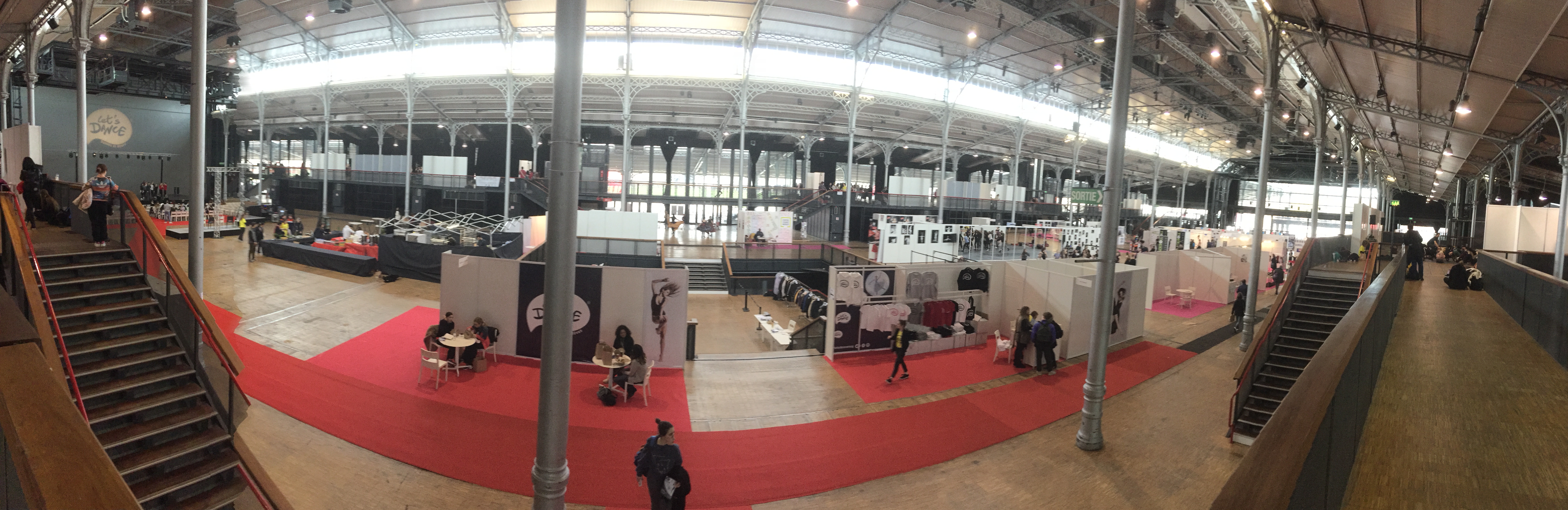 프랑스 무용박람회장, GRANDE HALLE DE LA VILLETTE
박람회장 내부 전체 모습은 영국박람회장에 비해 규모가 절반 수준입니다. 원래 역사였던 곳을 리모델링하여
전시회장으로 꾸민 장소라고 합니다. 내부와 외부의 건축 양식은 프랑스 건축의 디테일한 모습을 보여주고 있습니다.